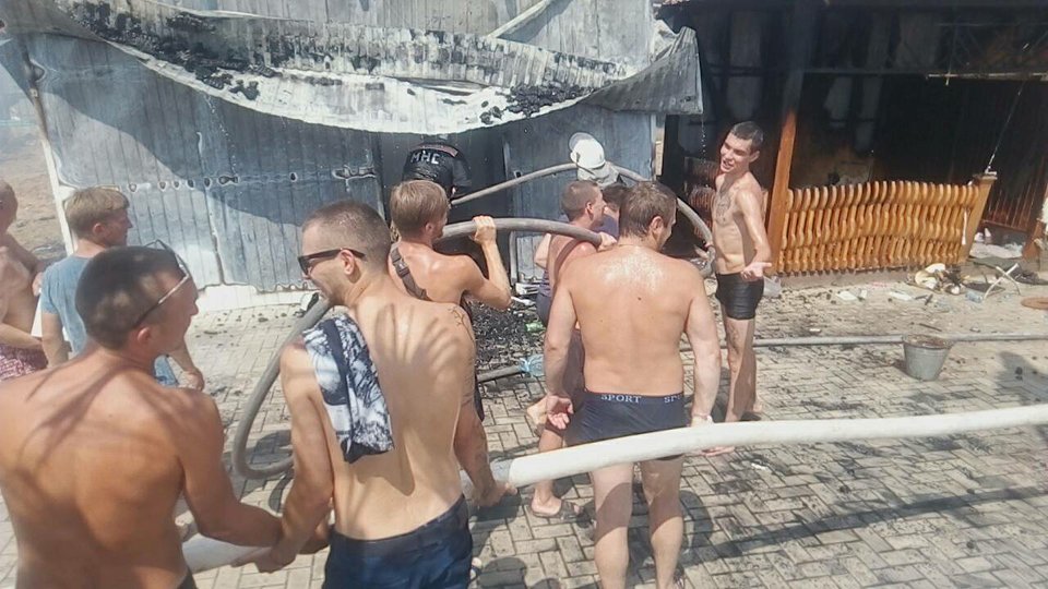 Пожар в Коблево: горят торговые ряды, пострадала женщина 25