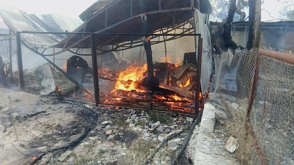 Пожар в Коблево: горят торговые ряды, пострадала женщина 21