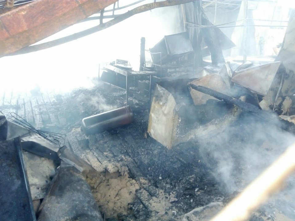 Пожар в Коблево: горят торговые ряды, пострадала женщина 19