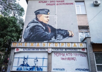 «Молчи, а то получишь наказание!» – в Крыму под муралом с Путиным нарисовали Сенцова и Кольченко