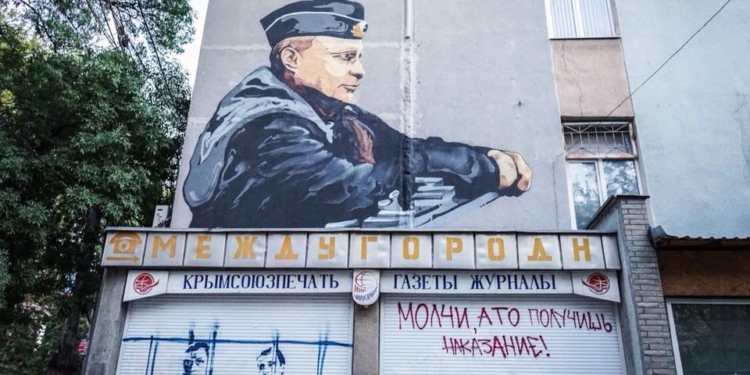«Молчи, а то получишь наказание!» – в Крыму под муралом с Путиным нарисовали Сенцова и Кольченко