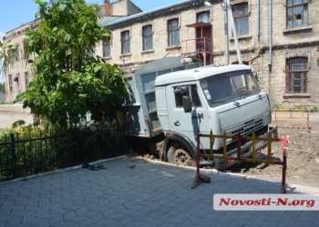 В Николаеве грузовик угодил в траншею канализационного коллектора