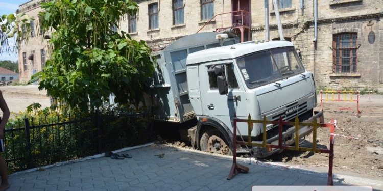 В Николаеве грузовик угодил в траншею канализационного коллектора