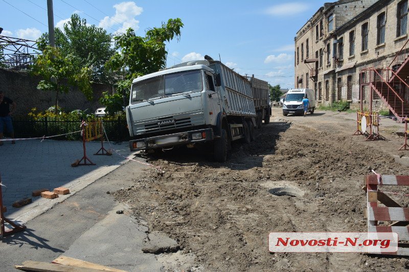 В Николаеве грузовик угодил в траншею канализационного коллектора 4