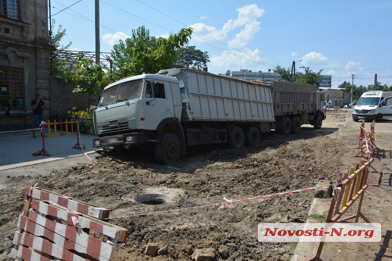 В Николаеве грузовик угодил в траншею канализационного коллектора 8