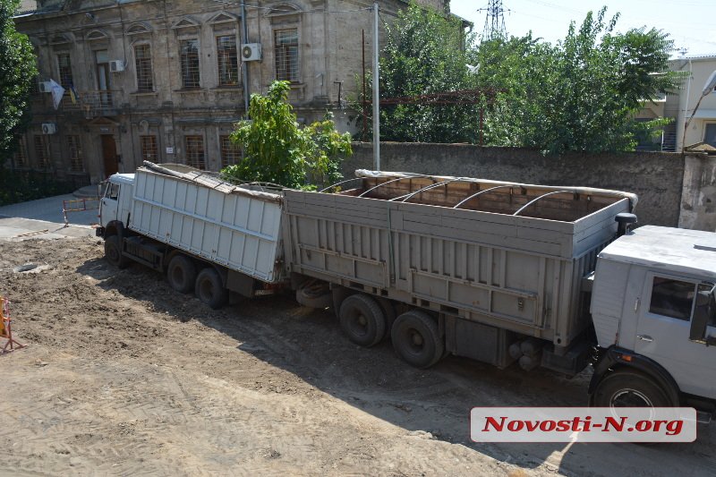 В Николаеве грузовик угодил в траншею канализационного коллектора 10