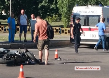 В Николаеве водитель Nissan сбил мотоциклиста: пострадавший с многочисленными травмами в больнице