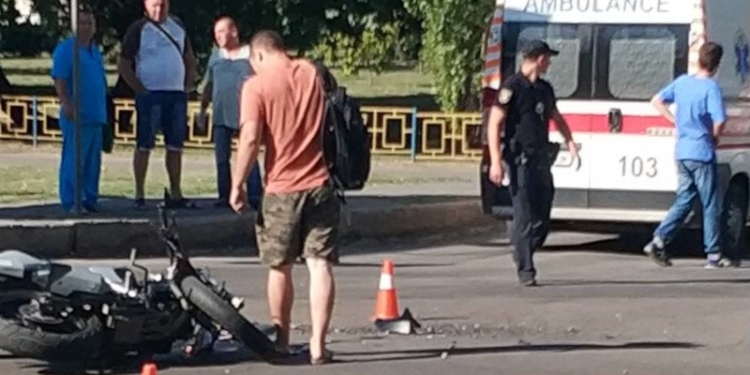 В Николаеве водитель Nissan сбил мотоциклиста: пострадавший с многочисленными травмами в больнице