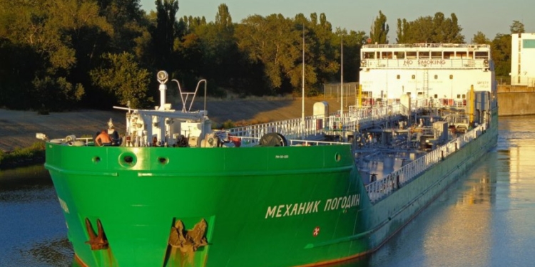 На борту задержанного в Херсоне судна находятся 12 моряков из РФ