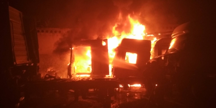 В Вознесенске ночью горели машины – и в гараже, и на улице