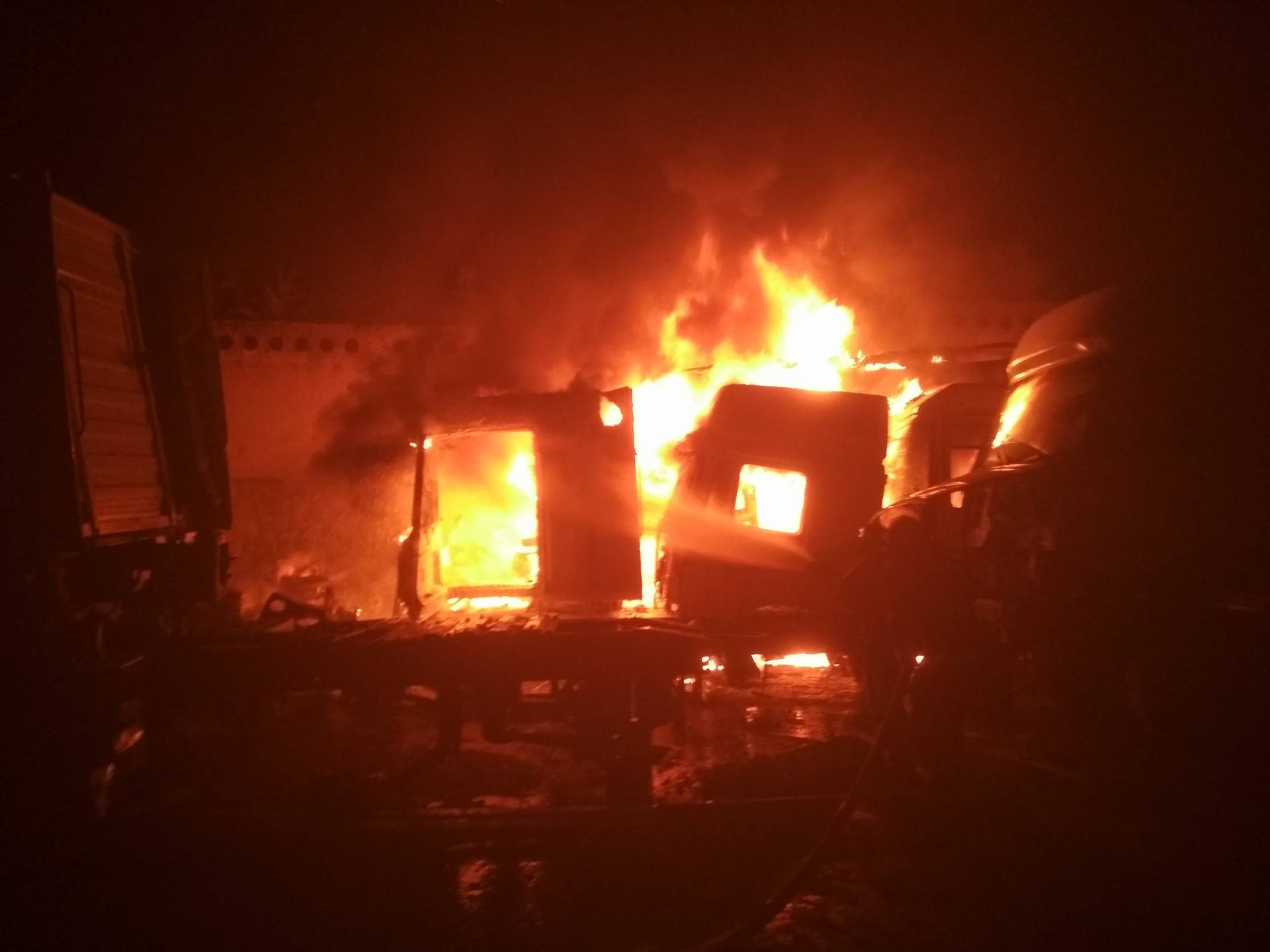 В Вознесенске ночью горели машины – и в гараже, и на улице
