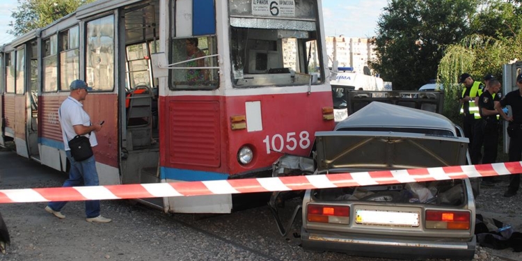 В Николаеве трамвай столкнулся с ВАЗ, пассажир авто в больнице