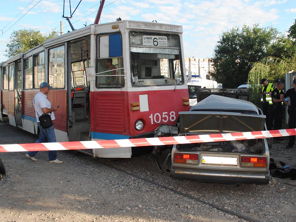 В Николаеве трамвай столкнулся с ВАЗ, пассажир авто в больнице 7