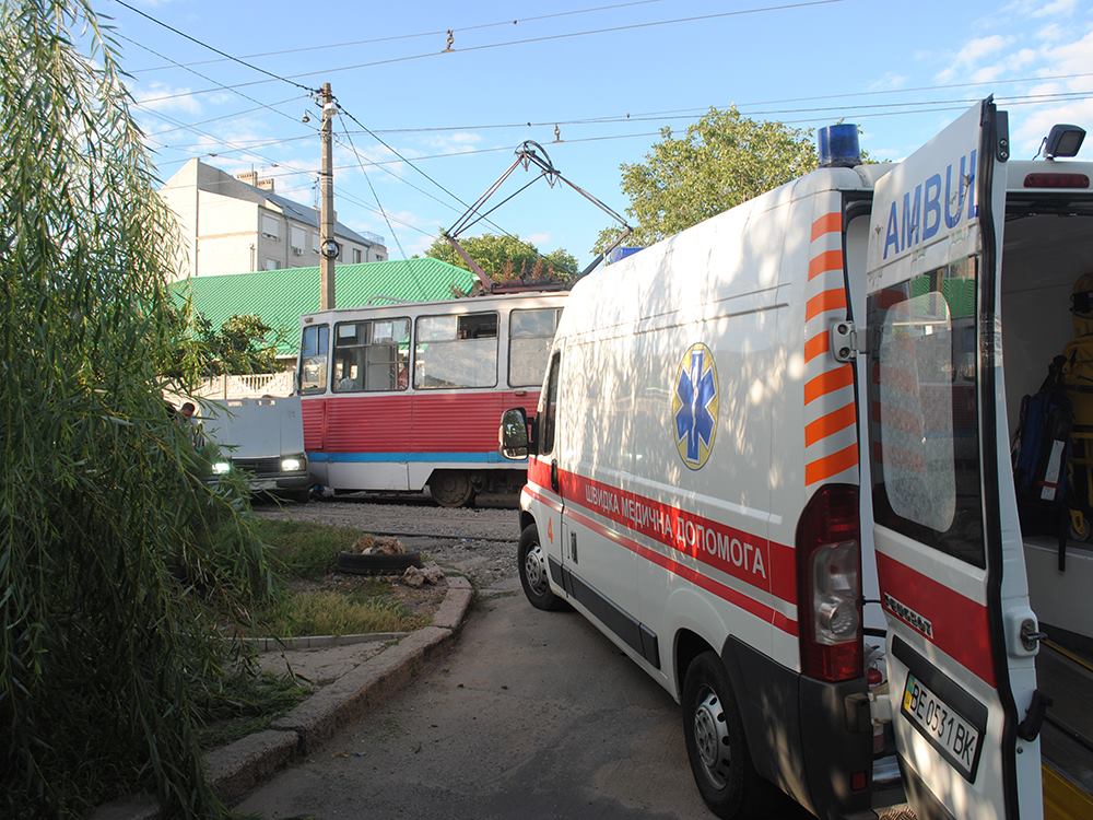В Николаеве трамвай столкнулся с ВАЗ, пассажир авто в больнице 1