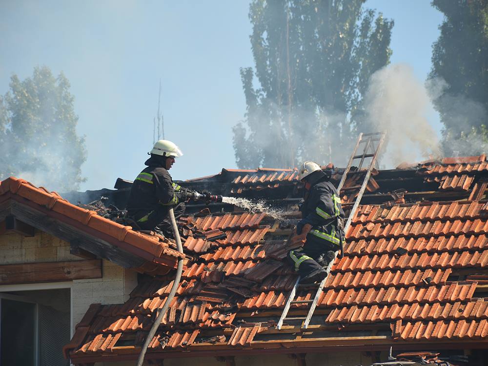 Из-за неосторожности при курении в Николаеве загорелся частный дом 9