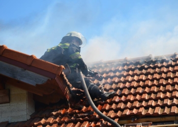 Из-за неосторожности при курении в Николаеве загорелся частный дом