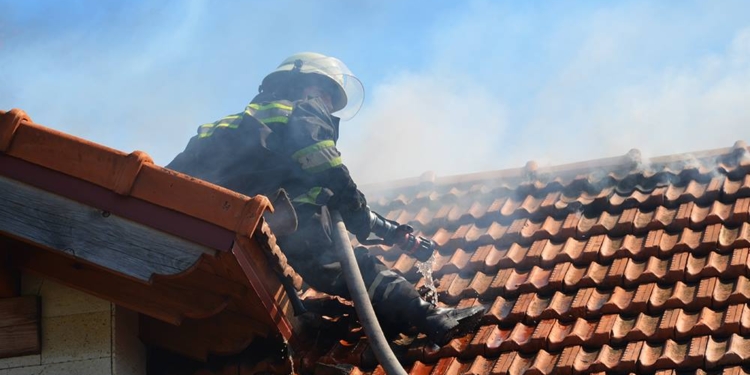 Из-за неосторожности при курении в Николаеве загорелся частный дом