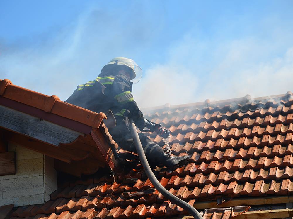 Из-за неосторожности при курении в Николаеве загорелся частный дом 11