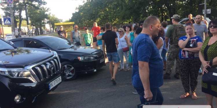 В Николаеве жильцы общежитий снова перекрыли дорогу