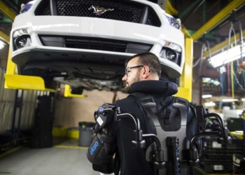 Здравствуй, будущее. Работники заводов Ford получили экзоскелеты