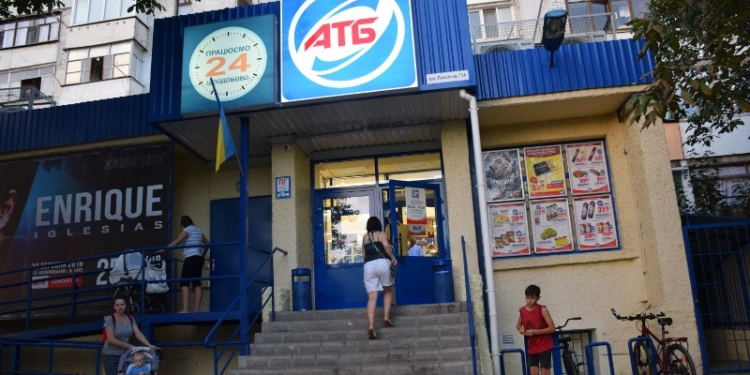 Пьяная компания жестоко избила полицейского в Николаеве