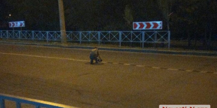 Работники заправки закрасили сплошную полосу на Херсонском шоссе