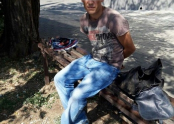 В Николаеве грабитель выхватил сумку у пенсионера, который вышел из супермаркета, но далеко не ушел