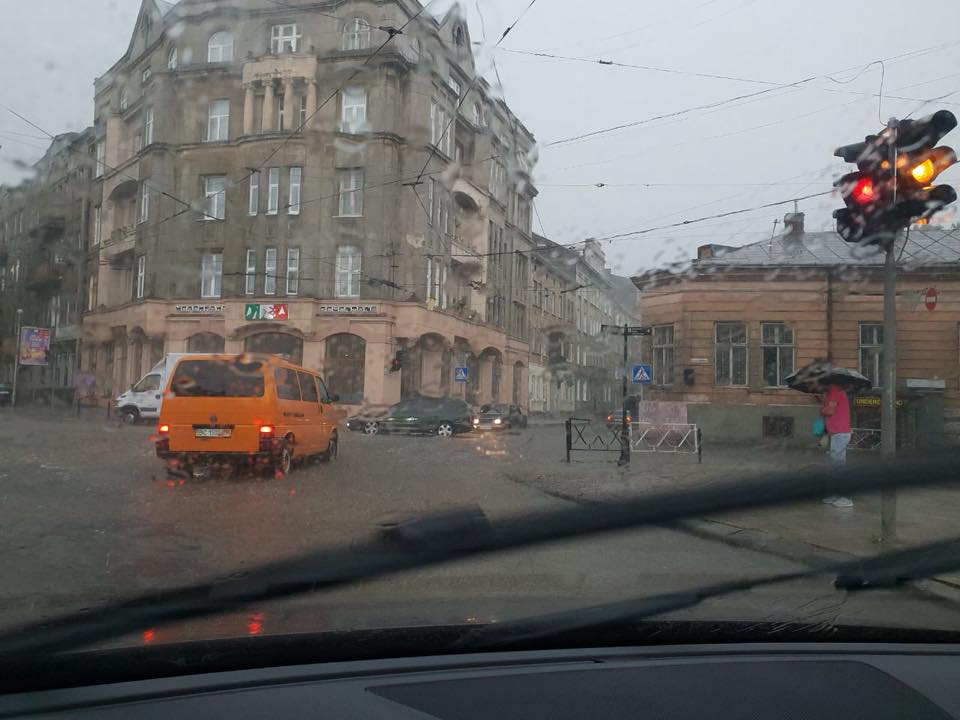 Машины "поплыли" по улицам: Львов затопило после мощного ливня 3