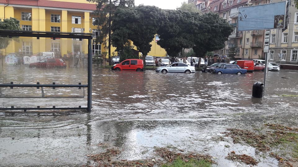 Машины "поплыли" по улицам: Львов затопило после мощного ливня 17