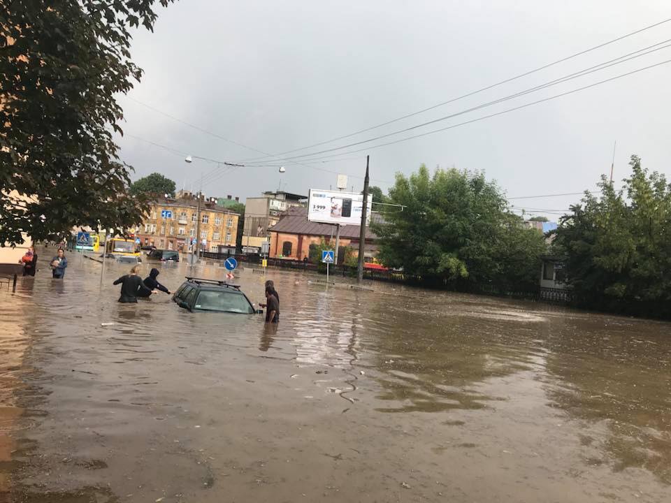 Машины "поплыли" по улицам: Львов затопило после мощного ливня 23