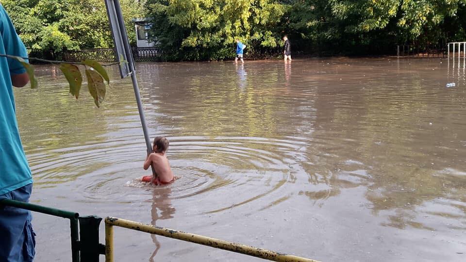 Машины "поплыли" по улицам: Львов затопило после мощного ливня 21