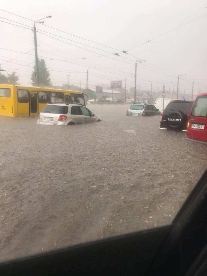 Машины "поплыли" по улицам: Львов затопило после мощного ливня 9