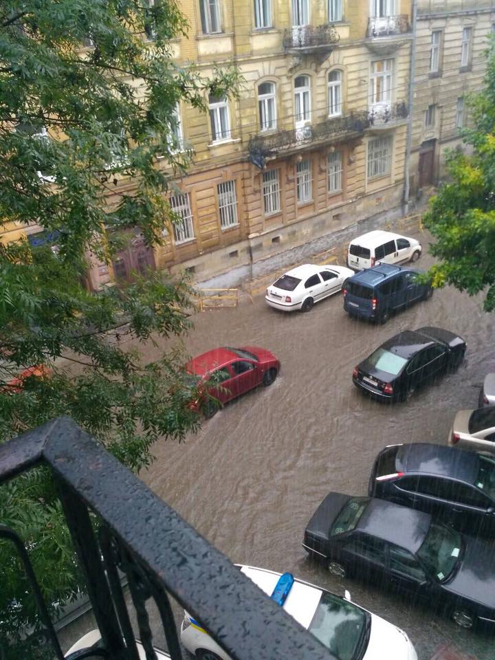 Машины "поплыли" по улицам: Львов затопило после мощного ливня 5
