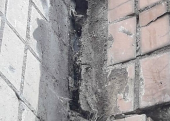 «Чтобы не было поздно»: в доме по проспекту Центральному вот-вот могут рухнуть козырьки подъезда