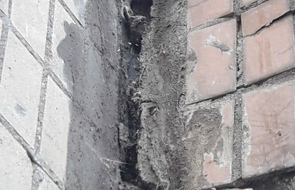 «Чтобы не было поздно»: в доме по проспекту Центральному вот-вот могут рухнуть козырьки подъезда