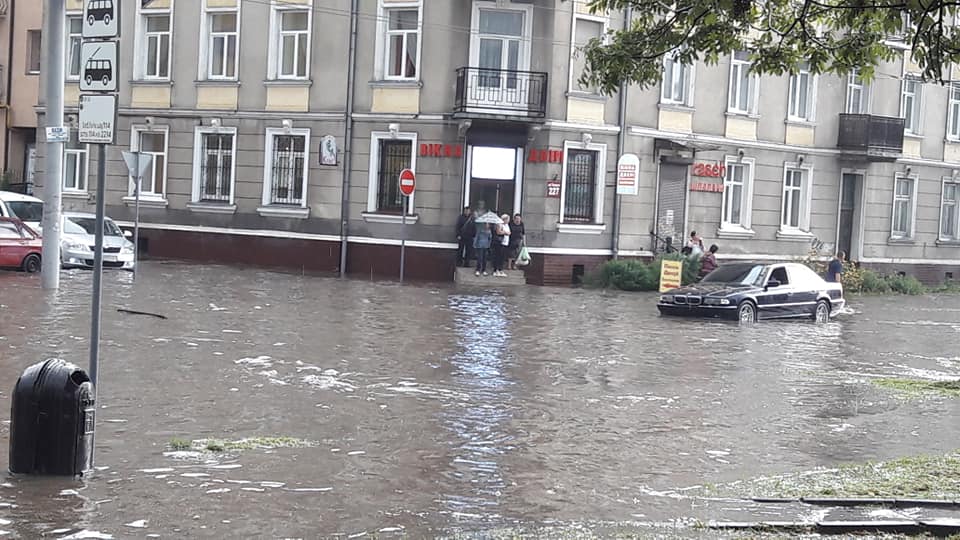 Машины "поплыли" по улицам: Львов затопило после мощного ливня 15