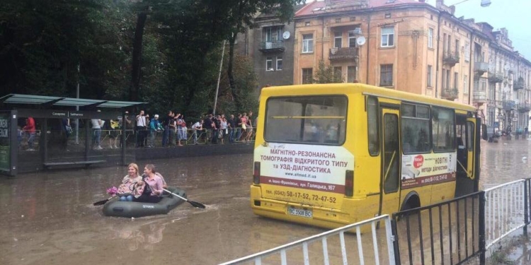 Машины “поплыли” по улицам: Львов затопило после мощного ливня