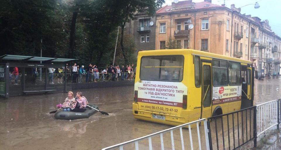 Машины "поплыли" по улицам: Львов затопило после мощного ливня 1