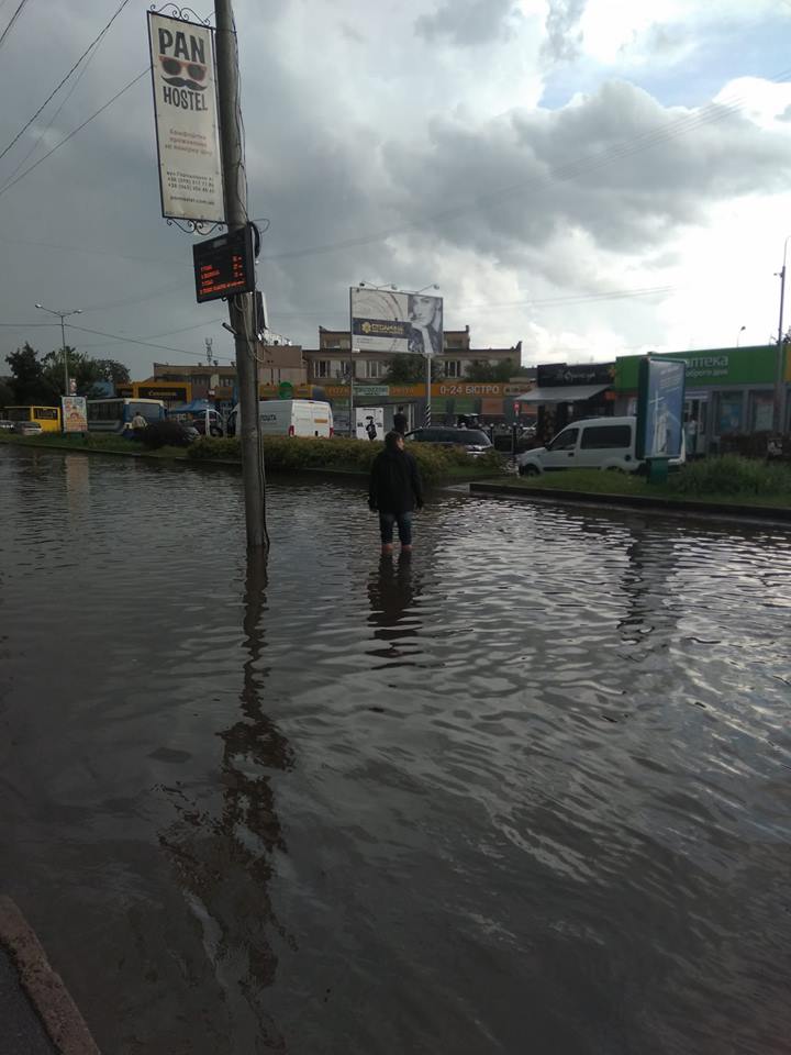 Машины "поплыли" по улицам: Львов затопило после мощного ливня 11