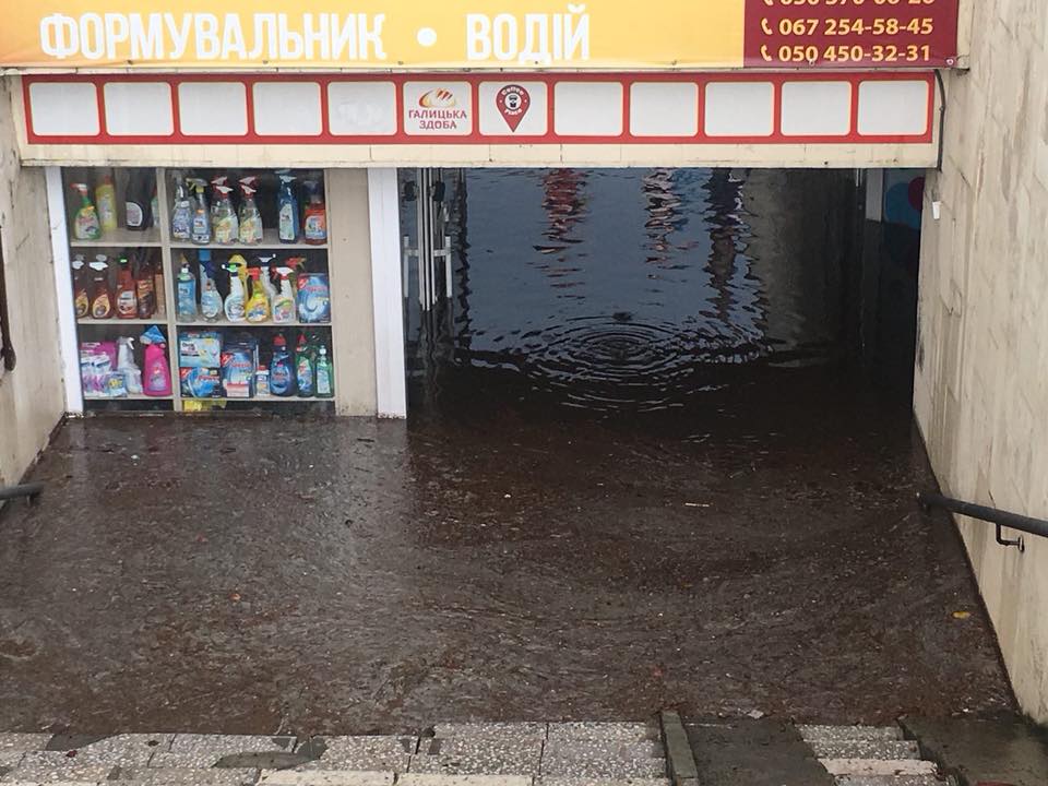 Машины "поплыли" по улицам: Львов затопило после мощного ливня 19