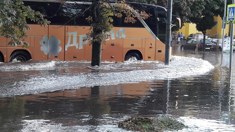 Машины "поплыли" по улицам: Львов затопило после мощного ливня 13