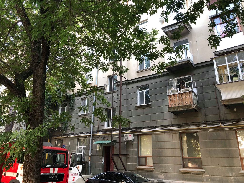 Горим! В центре Николаева загорелась квартира, спасатели успели во время 5