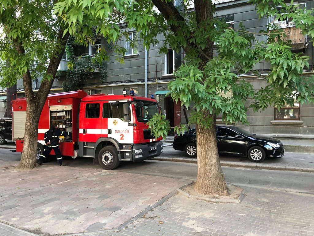 Горим! В центре Николаева загорелась квартира, спасатели успели во время 7