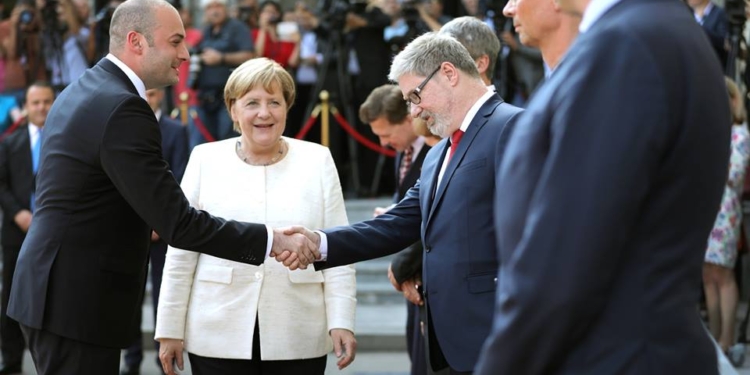 Меркель потребовала вывода российских войск из Грузии: “Происходящее в стране несправедливо, и Путин знает мою позицию”