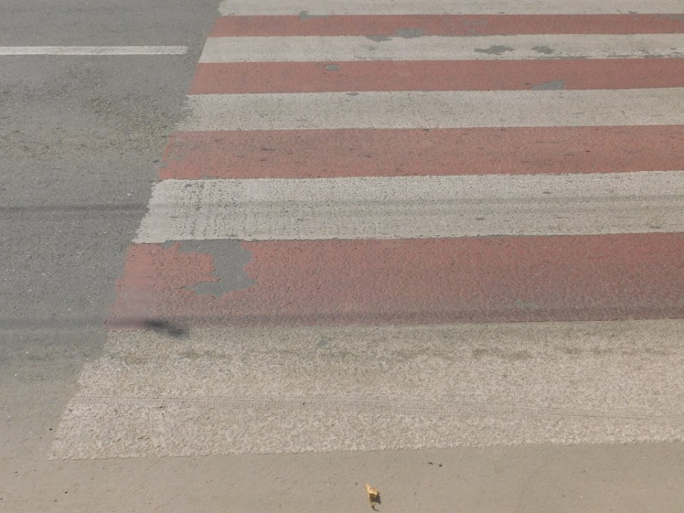 В Николаеве подрядчик за свой счет обновит нанесенную в прошлом году красно-белую пластиковую разметку на пешеходных переходах 9