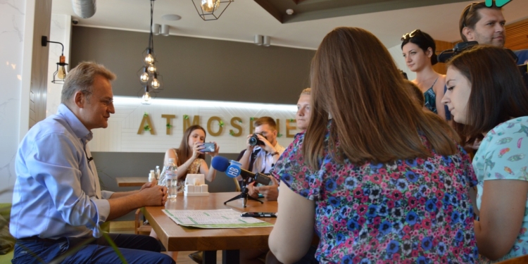 В Николаев приехал Садовой и расхвалил Сенкевича: Дороги ровнее, улицы светлее