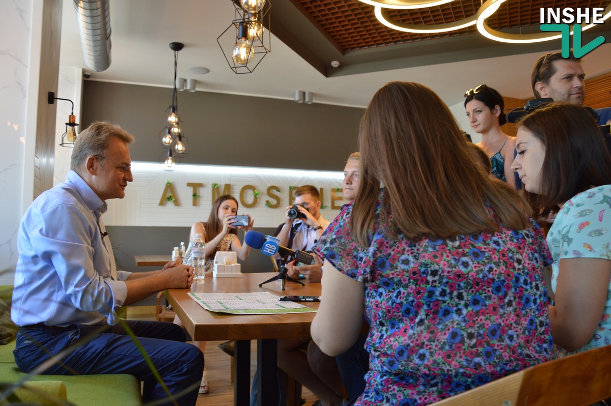 В Николаев приехал Садовой и расхвалил Сенкевича: Дороги ровнее, улицы светлее