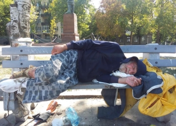 Обновлено. На Набережной умирает пожилой мужчина. Горожане советуются, как ему помочь