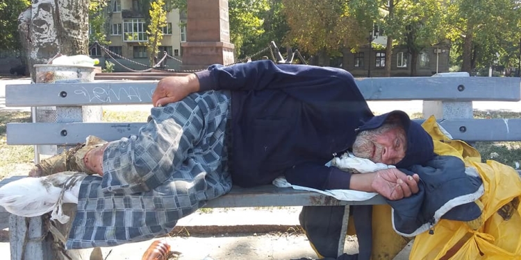 Обновлено. На Набережной умирает пожилой мужчина. Горожане советуются, как ему помочь