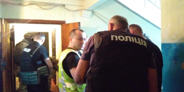 В Киеве мужчина взял в заложники 4 детей. Только что закончилась спецоперация